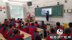 驻马店市市场监视办理局经济开辟区工做人员走