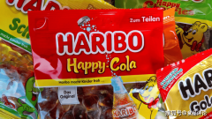 消费者正在选购进口食物时